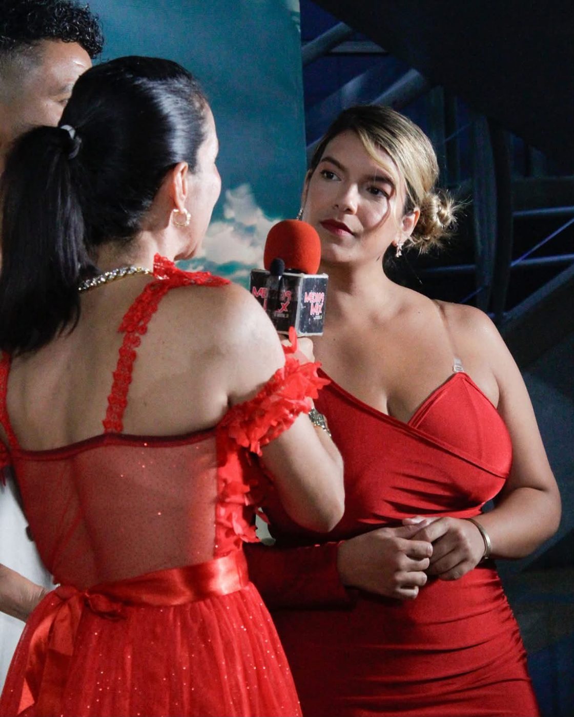 Katherine Rivas entrevistada en una alfombra roja de estreno