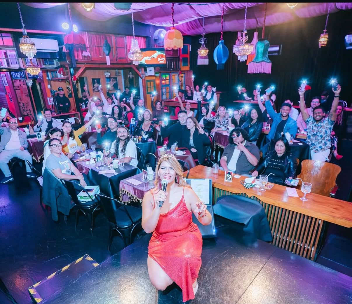 Katherine Rivas haciendo comedia frente a un público en un bar