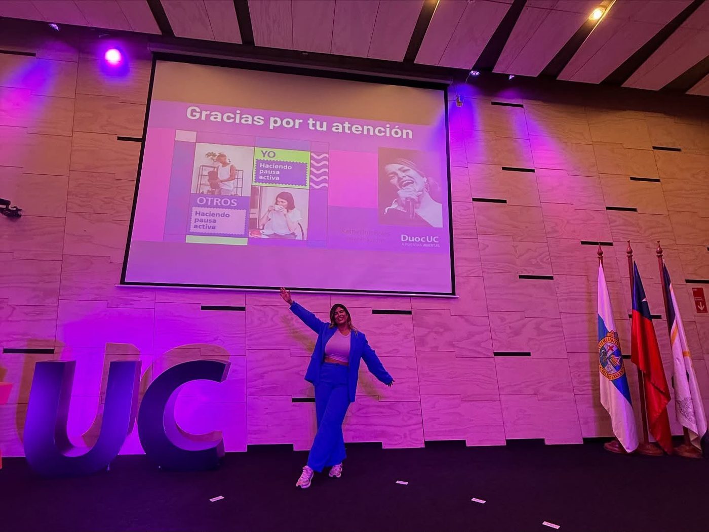 Katherine Rivas en el escenario de Duoc UC