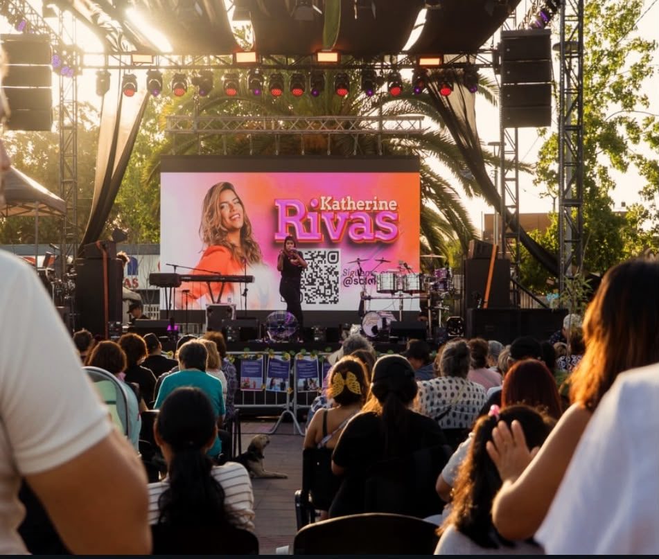 Katherine Rivas en un escenario al aire libre frente al público