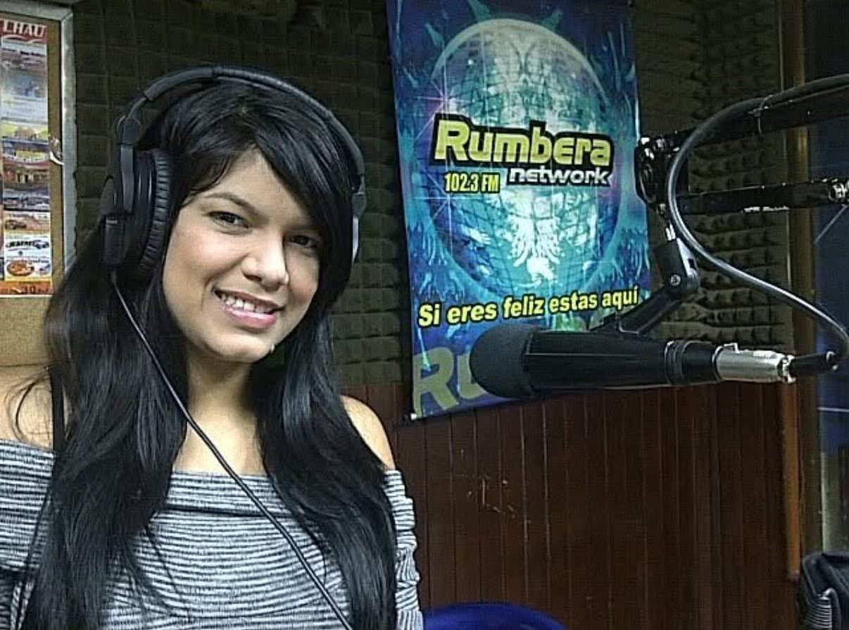 Katherine Rivas en una cabina de radio