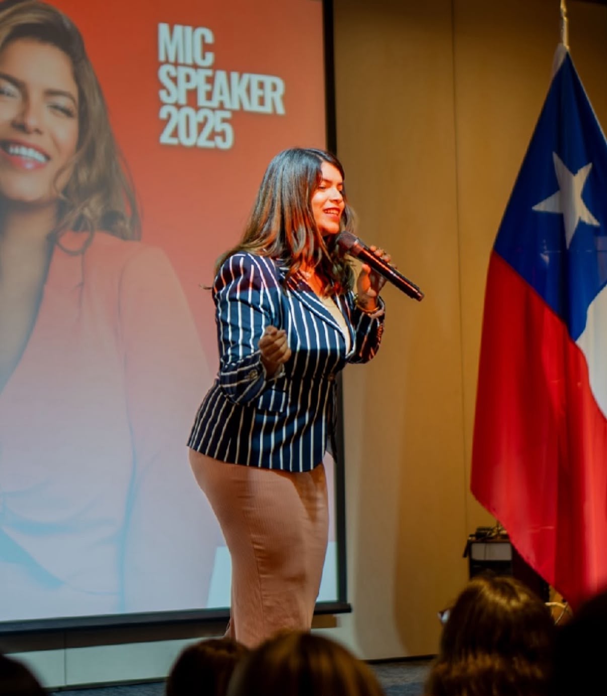 Katherine Rivas hablando en el escenario de MIC Speaker 2025