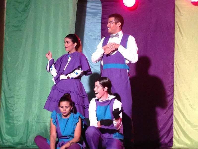 Katherine Rivas actuando en una obra de teatro