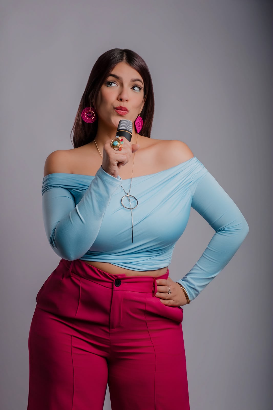 Retrato de Katherine Rivas con micrófono